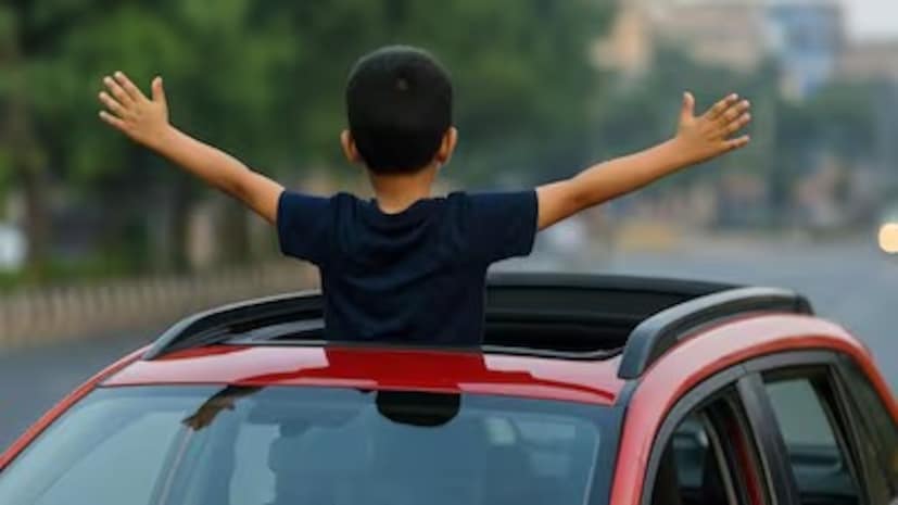 গাড়ির সামনের আসনে বা বাসের সামনের দিকের আসনে বসুন৷ ঘাড় স্থির রেখে দূরে সামনে তাকিয়ে দিগন্তে দৃষ্টি রাখুন৷ চেষ্টা করুন একই বিন্দুতে একভাবে তাকিয়ে থাকার৷