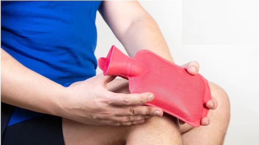 বাতের ব্যথা এবং প্রদাহের জন্য সেরা প্রাকৃতিক প্রতিকারগুলির মধ্যে একটি হল এক্সট্রা ভার্জিন অলিভ অয়েল (EVOO)। এতে ওলিওক্যান্থাল নামক একটি যৌগ রয়েছে, যা বৈজ্ঞানিকভাবে প্রমাণিত যে আইবুপ্রোফেনের মতো ওষুধগুলি যে প্রদাহ-বিরোধী পথগুলিকে লক্ষ্য করে, কোনও পার্শ্ব প্রতিক্রিয়া ছাড়াই ব্লক করে।