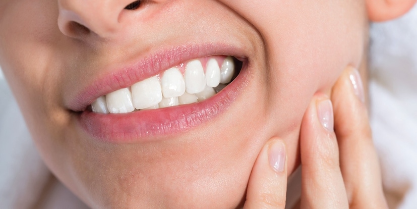 যখন দাঁতের বাইরের প্রতিরক্ষামূলক স্তর, এনামেল, ক্ষয়প্রাপ্ত হয়, তখন নীচের ডেন্টিন স্তর, যার মধ্যে স্নায়ু থাকে, উন্মুক্ত হয়ে যায়। অ্যাসিডিক খাবার, জোরে ব্রাশ করা এবং দাঁত ঘষা এই ক্ষয়কে আরও বাড়িয়ে তুলতে পারে। ঠান্ডা বাতাস সরাসরি ডেন্টিনে আঘাত করলে তীব্র ঝিনঝিন অনুভূতি হতে পারে।