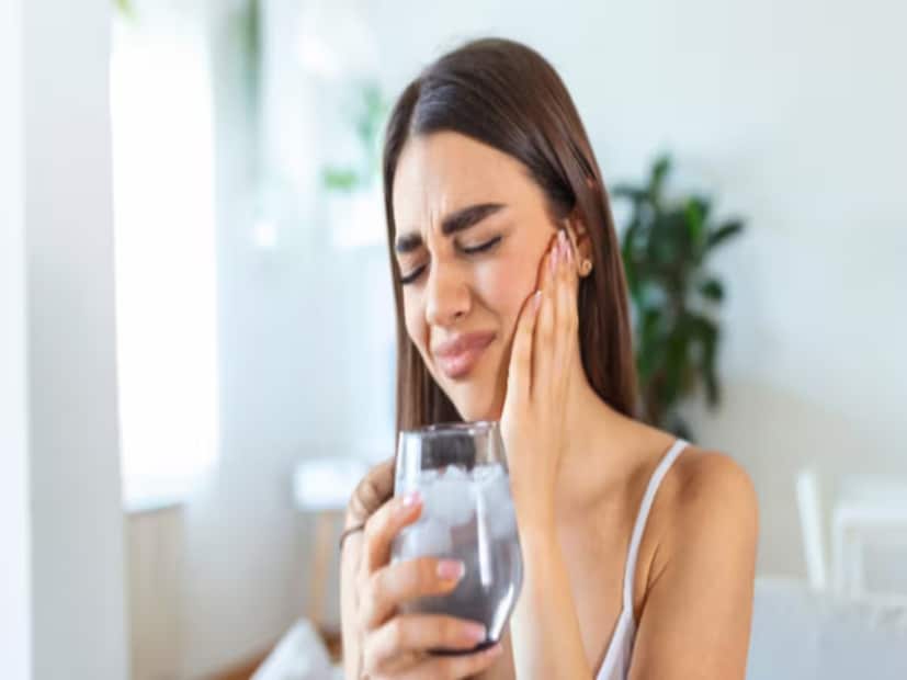 শীতে নরম ব্রিস্টলযুক্ত টুথব্রাশ ব্যবহার করুন এবং জোরে ব্রাশ করা এড়িয়ে চলুন। সংবেদনশীল দাঁতের জন্য বিশেষ সংবেদনশীলতা দূরকারী টুথপেস্ট ব্যবহার করুন। অত্যন্ত ঠান্ডা, অম্লীয় এবং মিষ্টি খাবার গ্রহণ সীমিত করুন। শীতকালে বাইরে বের হওয়ার সময় স্কার্ফ বা মাস্ক পরুন যাতে ঠান্ডা বাতাস সরাসরি দাঁতে না লাগে।