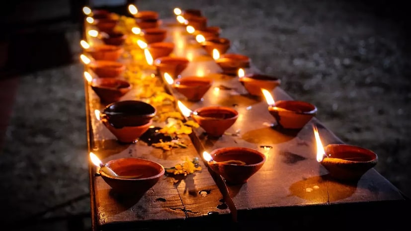 কার্তিক মাসে আকাশপ্রদীপ দান অত্যন্ত গুরুত্বপূর্ণ৷ অনেকে মাসভর আকাশপ্রদীপ দান না করে শুধুমাত্র কার্তিক সংক্রান্তিতেও প্রদীপ প্রজ্বলন করেন৷ মনে করা হয় এই রীতি পালন করলে লাভ করা যায় পূর্বপুরুষদের আশীর্বাদ৷ সংসার থেকে দূর হয় অশুভ শক্তির কুনজর৷ অভাব অনটন কেটে গিয়ে আসে অর্থবৃষ্টি৷ বলছেন জ্যোতিষ বিশারদ চক্রপাণি ভাট৷