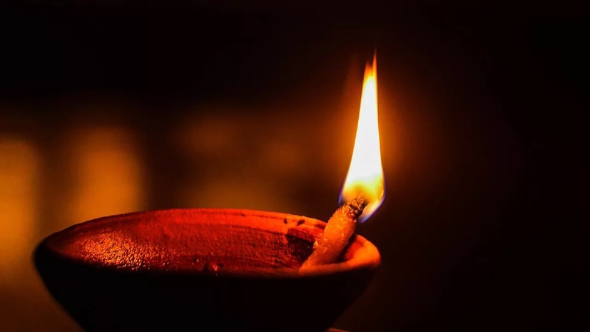 বাড়ির মূল প্রবেশদ্বারের দু’দিকে রাখুন ঘিয়ের প্রদীপ৷ সেই দু’টির মুখ করে রাখুন পূর্ব দিকে৷ কার্তিক মাস তথা কার্তিক সংক্রান্তির সন্ধ্যায় দীপদান মাহাত্ম্যপূর্ণ৷ 