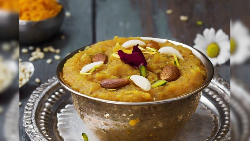 কার্তিক মাসে গমের তৈরি যে কোনও খাবার গ্রহণ খুবই শুভ। তাই কার্তিক সংক্রান্তিতে শ্রীকৃষ্ণ ও রাধারানিকে নিবেদন করুন ঘিয়ের তৈরি আটার হালুয়া। এটা এই তিথির অন্যতম প্রধান প্রসাদ।