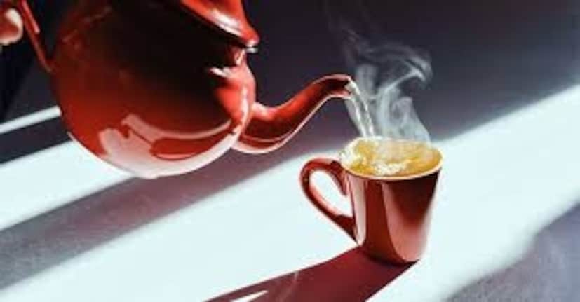 অতি গরম চা : কিছু গবেষণায় দেখা গেছে যে নিয়মিত ৬৫ ডিগ্রি সেলসিয়াসের বেশি তাপমাত্রায় চা পান করলে খাদ্যনালীর ক্যান্সারের ঝুঁকি বেড়ে যায়। চা পান করার আগে কিছুটা ঠান্ডা হতে দিলে তা নিরাপদ হতে পারে।