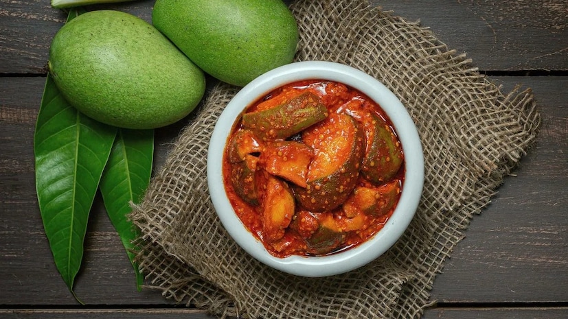 অগ্রহায়ণ মাসে আমের আচার খাবেন না৷ এটা আমের সময় নয়৷ তাই আচার খেলেও মরশুমি ফল যেমন জলপাই, চালতার আচার খেতে পারেন৷