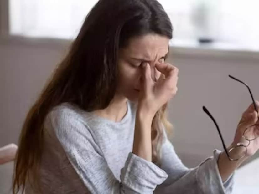 ডাঃ শেঠির মতে, যদিও সকলেই মাঝে মাঝে ক্লান্তি অনুভব করেন, পর্যাপ্ত বিশ্রাম সত্ত্বেও ক্রমাগত ক্লান্ত এবং দুর্বল বোধ করা লিভারের সমস্যার ইঙ্গিত দিতে পারে। শক্তি বিপাকে লিভার গুরুত্বপূর্ণ ভূমিকা পালন করে এবং কর্মহীনতার ফলে ক্লান্তি আসতে পারে।