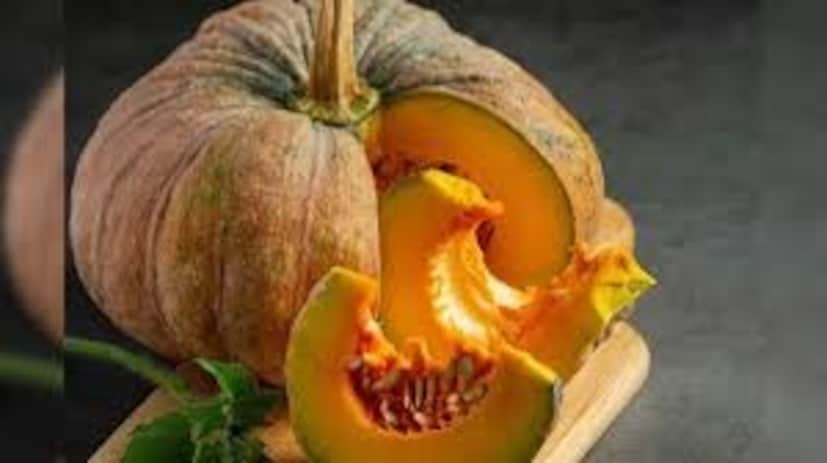 কুমড়ো খেলে যেমন পাবেন একগাদা শারীরিক উপকারিতা, তেমনই এর জুড়ি নেই রূপচর্চাতেও৷ নামমাত্র খরচে চোখের নিমেষে পাবেন নিখুঁত ত্বক৷ বলছেন নিউরোলজিস্ট কল্লোল দে৷