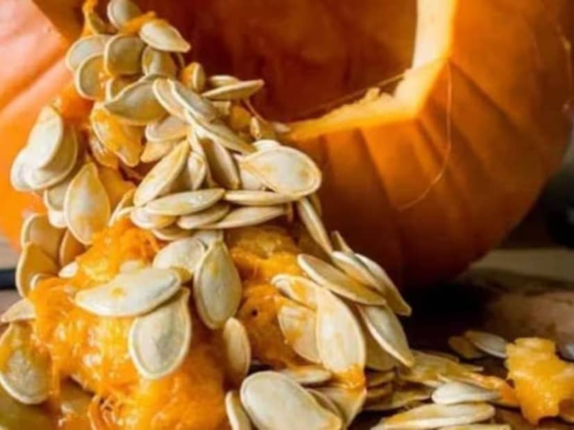 এ বার দেখবেন আপনার মুখ ঝলমল করছে৷ খুব তরতাজা লাগবে৷ কুমড়োকে বলা হচ্ছে নিউরো বিউটি হ্যাক৷