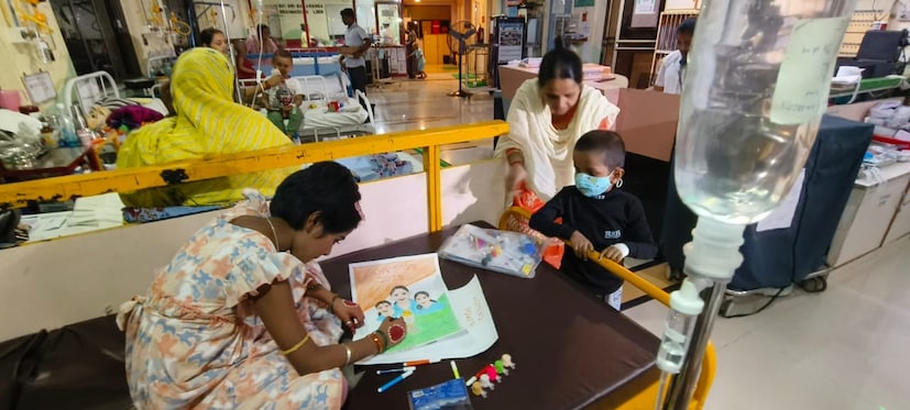 অসহায় ও আর্থিকভাবে দুর্বল ক্যানসার আক্রান্ত রোগীদের প্রতি মানবিক সেবার জন্য পরিচিত সরোজ গুপ্ত ক্যানসার সেন্টার অ্যান্ড রিসার্চ ইনস্টিটিউট (SGCCRI) শিশু দিবস উপলক্ষ্যে  বিশেষ অনুষ্ঠান “EARN-A-SMILE 2.0” আয়োজন করে। অনুষ্ঠানের উদ্বোধন করেন ডাঃ অর্ণব গুপ্ত, ডিরেক্টর, SGCCRI৷ অঞ্জন গুপ্ত, সেক্রেটারি এবং ডাঃ গৌতম ভট্টাচার্য।