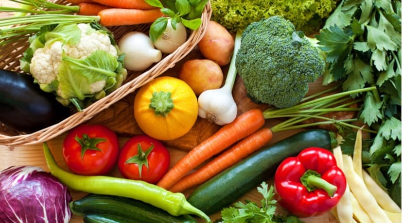 কাঁচা শাকসবজি: শীতকালে মানুষের কাঁচা শাকসবজি খাওয়া এড়িয়ে চলা উচিত। কাঁচা শসা, টমেটো এবং লেটুস খেলে শরীরের ঠান্ডা লাগা বেড়ে যেতে পারে। শীতকালে শরীর উষ্ণ থাকার জন্য আরও বেশি পরিশ্রম করে এবং এই সময়ে কাঁচা শাকসবজি খেলে হজম প্রক্রিয়া ধীর হয়ে যেতে পারে, যার ফলে পেটের সমস্যা দেখা দিতে পারে। শীতকালে, আপনি সবজির স্যুপ তৈরি করে গরম পান করতে পারেন, অথবা সবজি ভাপা করে খেতে পারেন।