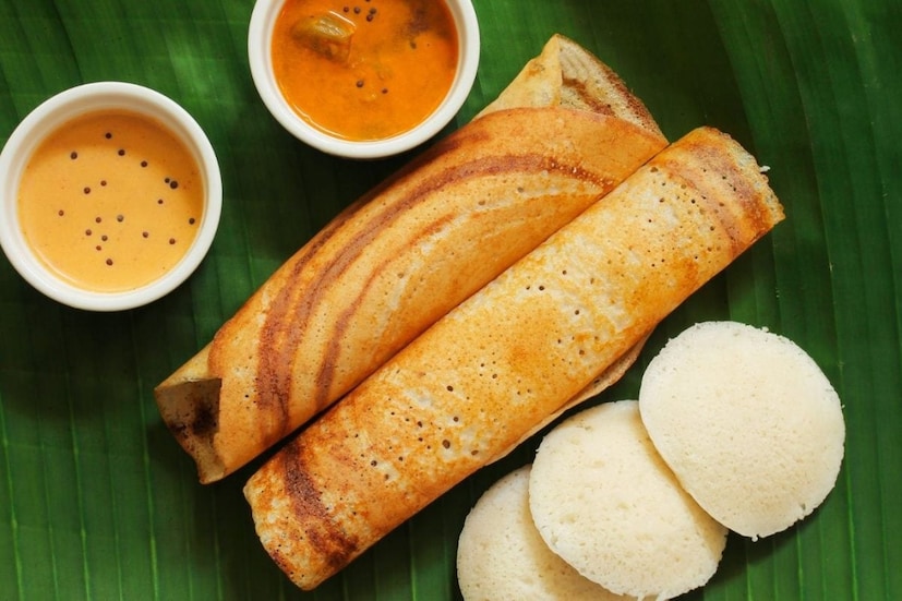 গাঁজানো খাবার: ইডলি, দোসা এবং ধোকলার মতো গাঁজানো খাবার সুস্বাদু এবং সহজে হজম হয়। তবে শীতকালে এগুলি এড়িয়ে চলা উচিত। এগুলি অ্যাসিডিটির কারণ হতে পারে এবং পাচনতন্ত্রকে বিপর্যস্ত করতে পারে। শীতকালে অতিরিক্ত গাঁজানো খাবার খেলে পেট ফাঁপা এবং অস্বস্তি হতে পারে। পরিবর্তে, শীতকালে তাজা তৈরি, গরম খাবার উপভোগ করুন। এটি আপনাকে সুস্থ রাখবে এবং আপনাকে আনন্দ দেবে।