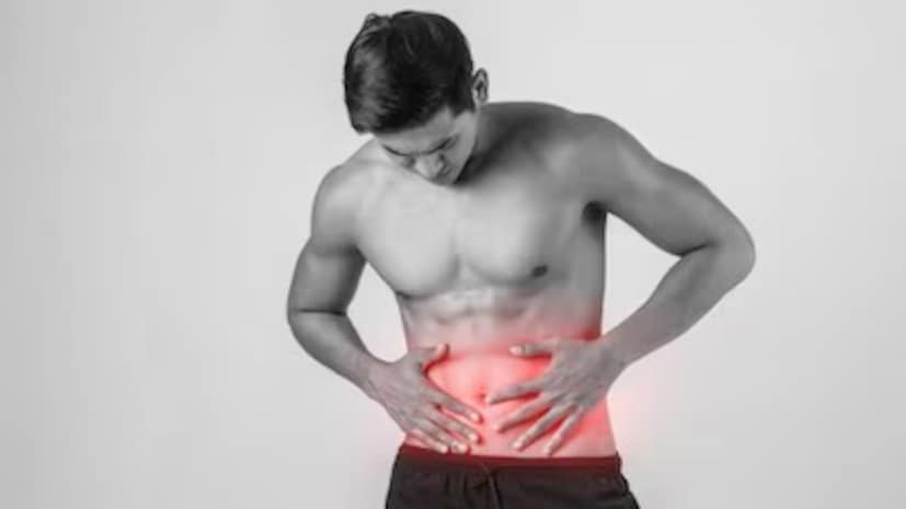 যদি আপনি আপনার ডান দিকে হালকা ব্যথা, চাপ বা ভারী বোধ করেন, তাহলে এটিকে উপেক্ষা করবেন না। এটি লিভারে বর্ধিত চর্বির কারণে হতে পারে, যার ফলে এটি বড় হয়ে যায়। প্রচুর খাবার খাওয়ার পরে বা শুয়ে থাকার পরে এই ব্যথা আরও খারাপ হতে পারে।