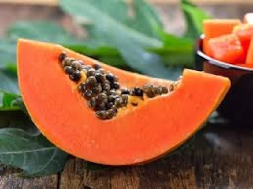 যাঁদের ল্যাটেক্স অ্যালার্জি আছে তাদের পেঁপে খাওয়া এড়িয়ে চলা উচিত কারণ এতে এমন প্রোটিন রয়েছে যা শরীরে ক্রস-রিঅ্যাক্ট করতে পারে এবং চুলকানি, হাঁচি বা শ্বাস নিতে অসুবিধা সৃষ্টি করতে পারে।পেঁপেতে থাকা কিছু উপাদান অনুভব করতে পারেন যা থাইরয়েড হরমোনের কার্যকারিতায় হস্তক্ষেপ করতে পারে, যা সম্ভাব্যভাবে অবস্থার অবনতি ঘটাতে পারে। অতএব, কোনও পার্শ্ব প্রতিক্রিয়া এড়াতে পেঁপে খাওয়া এড়িয়ে চলুন।