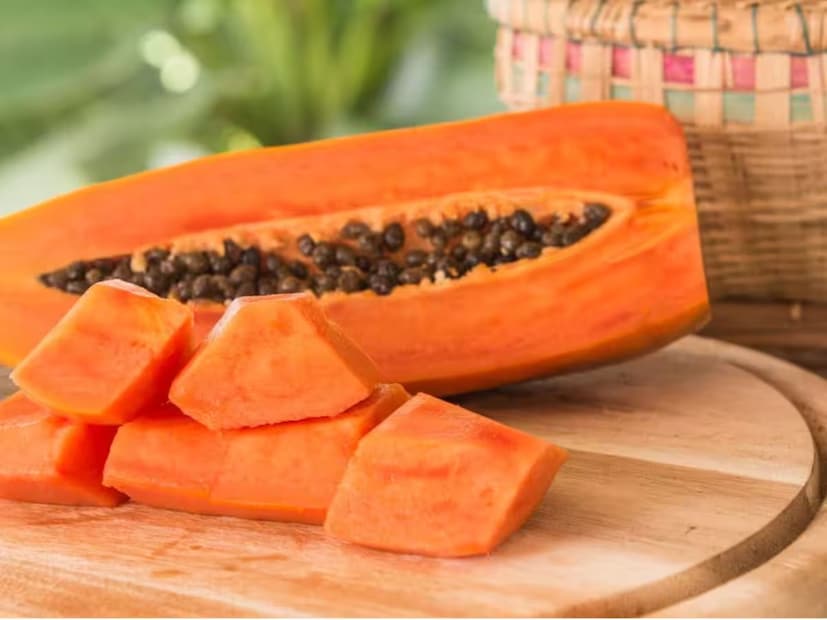 গর্ভবতী মহিলাদের : কাঁচা বা কম পাকা পেঁপে খাওয়া এড়িয়ে চলা উচিত। এতে ল্যাটেক্স এবং প্যাপেইনের মতো যৌগ থাকে, যা জরায়ু সংকোচন এবং অকাল প্রসবের কারণ হতে পারে।