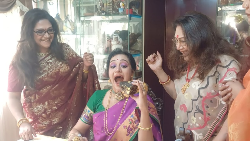 তবে মেয়ে এবার অন্য বাড়ি চলে যাবে, তাই পিসি সরকারের চোখে জল। তবে তিনি জাত ম্যাজিশিয়ান তাই মেয়ের বিয়ের পর স্ত্রী জয়শ্রীকে আবার বিয়ে করে সকলকে নতুন ম্যাজিক দেখাবেন বলেই জানালেন জাদুকর।