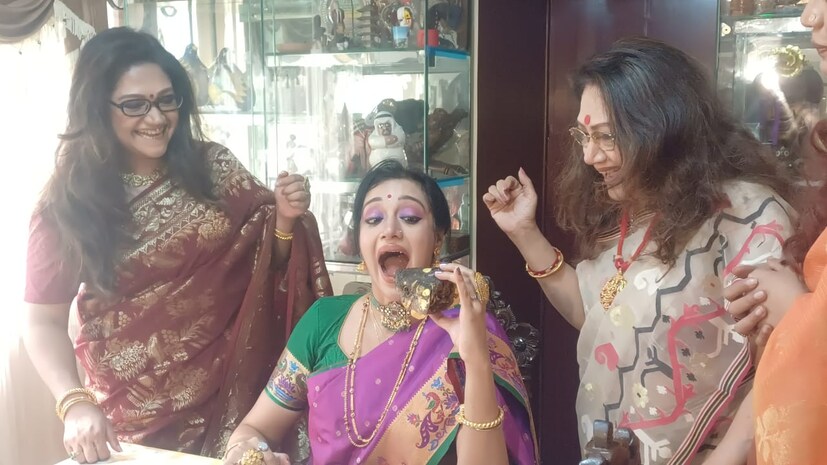 শনিবার আইবুড়ো ভাতের দিন মেনু ছিল আপাদমস্তক বাঙালি খাবার দিয়ে সাজানো। তালিকায় ছিল চিরলকালীন ট্রাডিশনাল খাবারের ছড়াছড়ি। ভাত, সোনা মুগ ডাল, পাঁচ রকমের ভাজা, মাছের মুড়ো, দই কাতলা, মুরগির মাংস, আমের চাটনি, পাপড়, পায়েস, নলেন গুড়ের সন্দেশ।