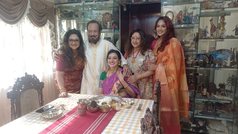 দীর্ঘাঙ্গী মেয়ে মুমতাজের আবার হাইটের বিষয় রয়েছে। তাই পাত্র পছন্দ করা ঠিক ততটা সহজ হচ্ছে না। আপাতত তাই মৌবনীই বাঁধা পড়ছেন সাত পাকে।