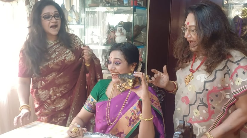 আগামী ৩০ নভেম্বর বিয়ের পিঁড়িতে বসতে চলেছেন মৌবনি। পাত্র চন্দননগরের সৌম্য রায়। শনিবার সরকার বাড়িতে আইবুড়ো ভাত হল মৌবনির। তিন মেয়ের একসঙ্গে বিজ্ঞাপন দিলেও এক মেয়েই আপাতত বিয়ের পিঁড়িতে বসতে যাচ্ছেন।