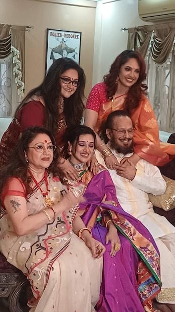 এ বিষয়ে বাবা পিসি সরকারের বক্তব্য, তিনি এবং তাঁর স্ত্রী জয়শ্রী সরকার মেয়েদের জন্য পাত্রদের তালিকা বাছাই করে দিয়েছেন। মৌবনি নিজের বেটার হাফকে বেছে নিয়েছেন। বাকি দুজন এখনও বাছাই করে উঠতে পারেননি।