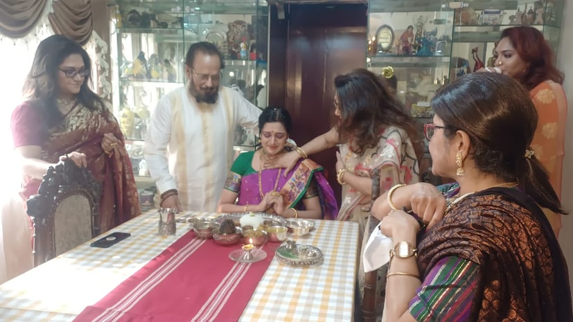 আর মেয়ের কাছ থেকে প্রত্যাশা যত দ্রুত তারা ২ থেকে ৩ হবেন। সব নিয়ে হাসি ঠাট্টায় ইতিমধ্যেই জমজমাট পিসি সরকারের বাড়িতে মৌবনির বিয়ের প্রস্তুতি।