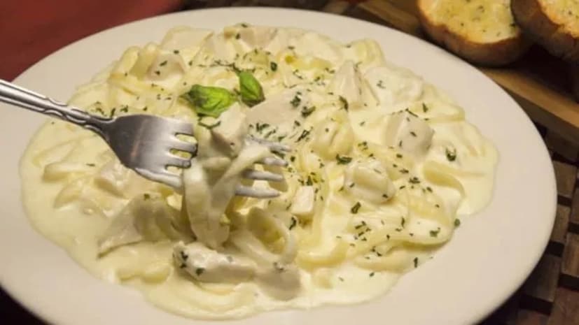 সাদা রুটি এবং পাস্তার মতো পরিশোধিত কার্বোহাইড্রেট দিয়ে তৈরি খাবার লিভারের গ্লুকোজের মাত্রা তীব্রভাবে বাড়িয়ে দিতে পারে। এই বৃদ্ধি ইনসুলিন প্রতিরোধের এবং অবশেষে নন-অ্যালকোহলিক ফ্যাটি লিভার ডিজিজ (NAFLD) এর কারণ হতে পারে। ডাঃ আদিত্য শাহ অতিরিক্ত লবণ গ্রহণ সম্পর্কে সতর্ক করে বলেন, 