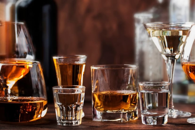 সামাজিকভাবে গ্রহণযোগ্যতা থাকা সত্ত্বেও, অ্যালকোহল লিভারের রোগের অন্যতম গুরুত্বপূর্ণ কারণ। ডঃ শাহ ব্যাখ্যা করেন যে এমনকি মাঝারি, দীর্ঘমেয়াদী মদ্যপানও স্বাভাবিক চর্বি এবং কার্বোহাইড্রেট বিপাককে ব্যাহত করে। 