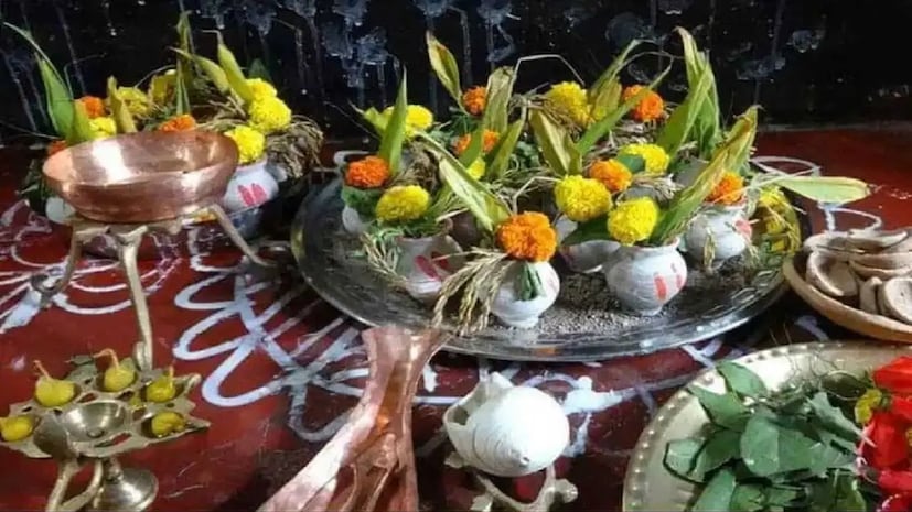 কার্তিক সংক্রান্তিতে (মাসের শেষ দিন) এই ব্রত শুরু হয়। পুরো অগ্রহায়ণ মাস ধরে এই ব্রত পালন করা হয়। অগ্রহায়ণের সংক্রান্তির দিন এই ব্রত শেষ হয় ইতু বিসর্জনের মধ্য দিয়ে। বিশুদ্ধ সিদ্ধান্ত পঞ্জিকা অনুসারে এ বছর ইতুপুজো শুরু হয়েছে ৩০ কার্তিক, সোমবার বা ১৭ নভেম্বর৷ এই ব্রত শেষ হবে ৩০ অগ্রহায়ণ, ইংরেজিতে ১৬ ডিসেম্বর৷ 