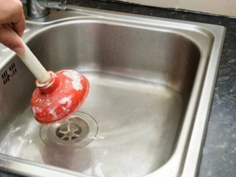 চলুন আজ এই প্রতিবেদনে দেখে নেওয়া যাক কীভাবে অতিরিক্ত মাথাব্যথা ছাড়াই প্রায় প্রতিটি বাড়ির এই কয়েকটি কমন প্রবলেম মুহূর্তের মধ্যে ঠিক করে ফেলা যায় প্লাম্বার না ডেকেই।