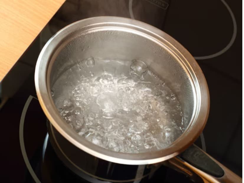 জল ফুটিয়ে তাতে কয়েক চামচ সাবান যোগ করুন। ফেনা বের হয়ে এলে, বেসিনে ঢেলে দিন। এটি পাইপ থেকে ময়লা বার করতে সাহায্য করবে।