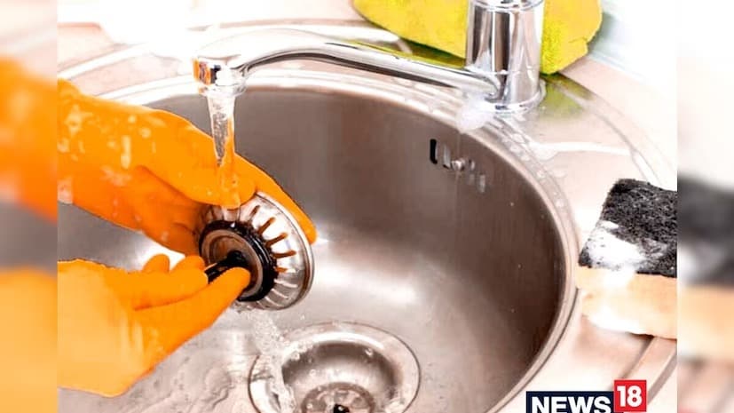 সাধারণত এই সমস্যা এড়াতে অনেকেই প্লাম্বারের সাহায্য নেন। কিন্তু আপনারা অনেকে জানেন না যে অন্যথায় রান্নাঘরের কিছু সাধারণ জিনিস দিয়েই কিন্তু খুব সহজেই এই সমস্যা এড়ানো সম্ভব।