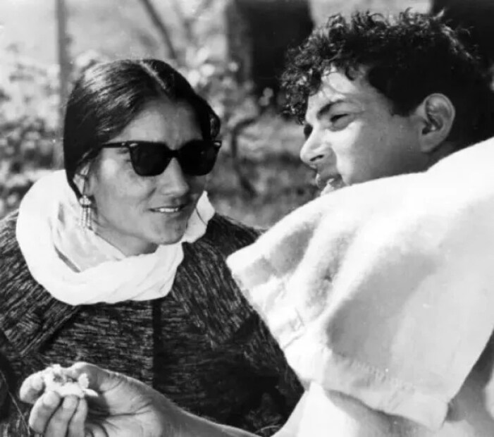 একই আলাপচারিতায়, প্রকাশ কৌর আরও বলেন যে ধর্মেন্দ্রকে 'নারীর হৃদয়হরণকারী' বলার কোনও অধিকার মানুষের নেই৷ কারণ তিনি তাঁর দুই স্ত্রীর প্রতি কর্তব্য পালন করছেন। তিনি আরও বলেন যে ইন্ডাস্ট্রির অর্ধেক হয় বিবাহ বহির্ভূত সম্পর্ক তৈরি করছে, অথবা বিয়ে করছে, তাহলে কেন মানুষ কেবল তার স্বামীকেই দোষারোপ করছে?