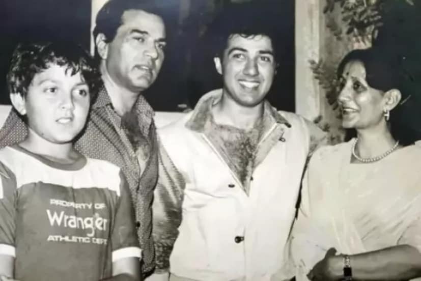  "শুধু আমার স্বামী কেন, যে কোনও পুরুষই আমার চেয়ে হেমাকে বেশি পছন্দ করত। যখন অর্ধেক ইন্ডাস্ট্রি একই কাজ করছে, তখন কেউ আমার স্বামীকে উওম্যানাইজার বলার সাহস কীভাবে করে? সব নায়কেরই একাধৈক সম্পর্ক তৈরি হচ্ছে এবং দ্বিতীয়বার বিয়ে হচ্ছে। আমার শ্বশুরও চলচ্চিত্র তারকাদের বিরুদ্ধে। আমি জানি তাঁর ছেলেও একজন অভিনেতা, কিন্তু বাবুজি কখনওই চাননি যে তাঁর ছেলে একজন ফিল্মস্টার হোক।"