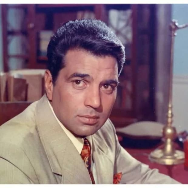 গত শতকের চারের দশকে ভারত বিভাগের আগে পঞ্জাবের একটি ছোট্ট গ্রামে ধর্মেন্দ্র বড় হয়েছিলেন। স্কুলপড়ুয়া অবস্থায়, ‘শোলে’ অভিনেতা প্রেমে পড়েন হামিদা নামে এক মেয়ের। সে ছিল তাঁর শিক্ষিকার মেয়ে এবং তাঁর থেকে বয়সে কিছুটা বড় ছিল। যখন সে ষষ্ঠ শ্রেণীতে পড়ত তখন সেই কিশোরী অষ্টম শ্রেণীতে পড়ত। 