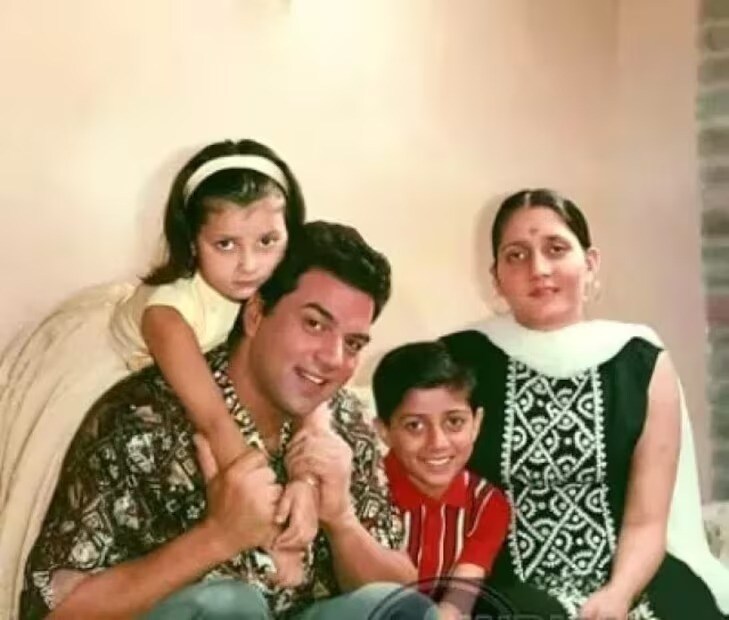 তারকাখ্যাতির স্বাদ গ্রহণের অনেক আগেই, ১৯৫৪ সালে ১৯ বছর বয়সে প্রকাশ কৌরের সঙ্গে ধর্মেন্দ্র গাঁটছড়া বাঁধেন। তাঁদের দুই ছেলে সানি-ববি বলিউডের তারকা হলেও চিরকাল লাইমলাইট থেকে দুই মেয়ে অজিতা-বিজেতাকে সরিয়েই রেখেছেন তাঁরা৷ প্রকাশ কৌরের সঙ্গে বিবাহিত থাকাকালীন, হেমা মালিনীর প্রেমে পড়েন ধর্মেন্দ্র। তবে, হেমার প্রতি ভালবাসা সত্ত্বেও, ধর্মেন্দ্র তাঁর প্রথম স্ত্রীকে ত্যাগ করতে চাননি। ১৯৮০ সালে হেমার সঙ্গে  বিবাহ বন্ধনে আবদ্ধ হন ধর্মেন্দ্র। তাঁদের দুটি কন্যা, এষা দেওল এবং অহনা দেওল।