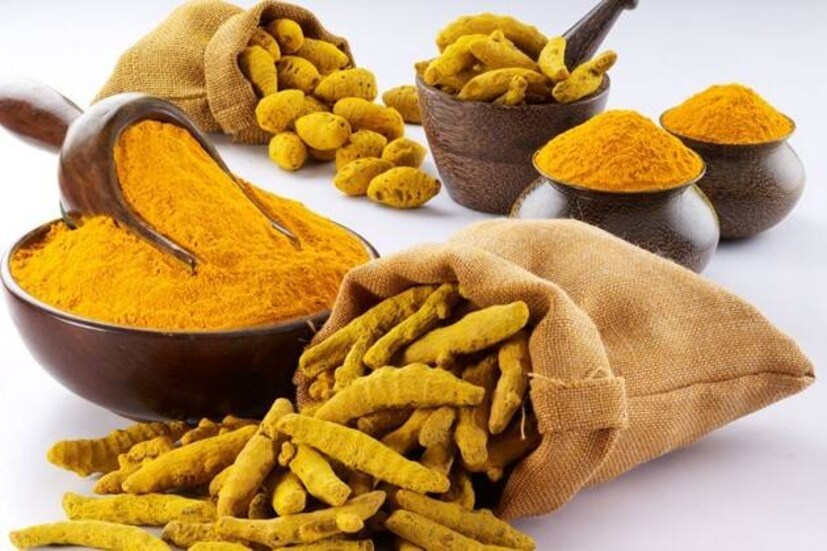 হলুদে থাকা কারকিউমিন, একটি শক্তিশালী প্রদাহ-বিরোধী যৌগ, ফোলাভাব এবং ব্যথা কমাতে পারে। শীতকালে প্রতি রাতে হালকা গরম দুধের সঙ্গে এক চতুর্থাংশ চা চামচ হলুদ মিশিয়ে পান করলে হাঁটুর ফোলাভাব প্রশমিত হয় এবং ব্যথা উপশম হয়। এটি শরীরের রোগ প্রতিরোধ ক্ষমতাও বাড়ায়, ঠান্ডা আবহাওয়ার সঙ্গে সম্পর্কিত প্রদাহ কমাতে সাহায্য করে।