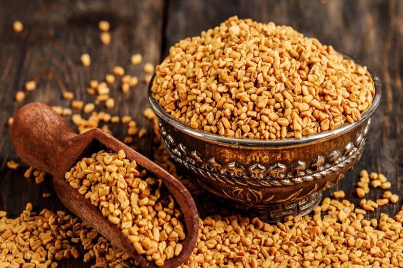 মেথি জয়েন্টের জন্য অত্যন্ত উপকারী বলে মনে করা হয়, কারণ এর প্রদাহ-বিরোধী এবং অ্যান্টিঅক্সিডেন্ট বৈশিষ্ট্যগুলি হাঁটুর ব্যথা ভেতর থেকে কমাতে সাহায্য করে। এক চা চামচ মেথি বীজ সারারাত ভিজিয়ে রাখুন এবং সকালে চিবিয়ে খান, অথবা মেথির পেস্ট তৈরি করে হাঁটুতে লাগান। উভয় পদ্ধতিই প্রদাহ কমাতে এবং জয়েন্টের গতিশীলতা উন্নত করতে প্রমাণিত হয়েছে।