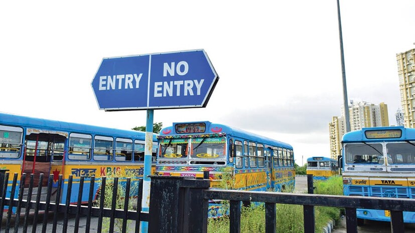 ১২ টা থেকে বন্ধ কলেজ স্ট্রিট, বেনটিঙ্ক স্ট্রিট, রবীন্দ্র সরণী, পোদ্দার কোর্টের রাস্তা।