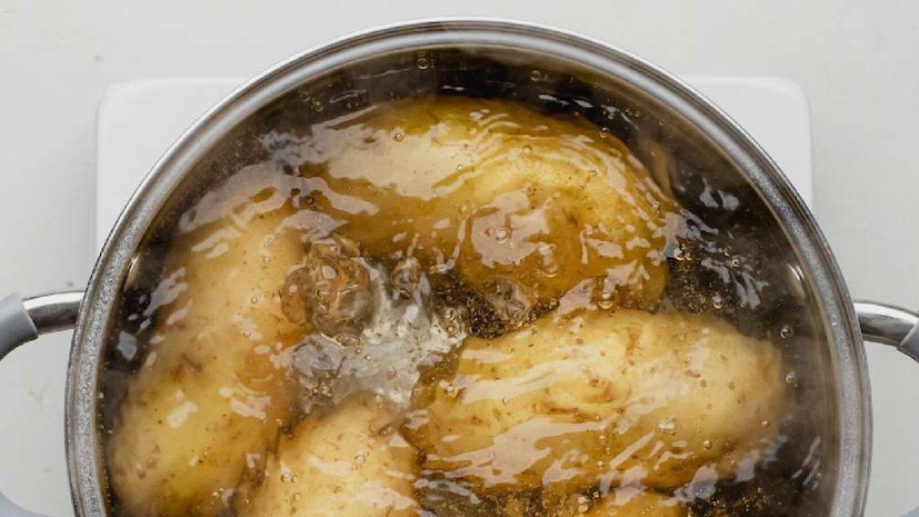 শীতকালে যখন আপনার গোড়ালি ফাটতে শুরু করবে, তখন বাড়িতে থাকা একটি আলু সেদ্ধ করে নিন। সেদ্ধ আলু চটকে তাতে সামান্য দুধ যোগ করুন। তারপর এই পেস্টটি লাগান। ৩০ মিনিটের জন্য রেখে দিন, তারপর আপনার পা ধুয়ে ফেলুন। এক সপ্তাহের মধ্যে আপনি ফলাফল দেখতে পাবেন এবং এটি আপনার ফাটা গোড়ালিও সেরে যাবে। শীতকালে এক সপ্তাহ ধরে প্রতিদিন ভিনিগার এবং লবণ ব্যবহার করলেও আপনার ফাটা গোড়ালি সেরে যাবে। কেবল গরম জলে দুটি মিশিয়ে ১৫ থেকে ২০ মিনিটের জন্য আপনার পা ডুবিয়ে রাখুন। এটি আপনার গোড়ালি নরম করবে, মৃত ত্বক বের করে দেবে এবং ফাটা গোড়ালি সেরে যাবে।