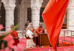 PM Narendra Modi at Ayodhya Ram Mandir: রামমন্দিরে ধ্বজা উত্তোলন, করজোড়ে নমস্কার মোদির, দেখুন ধ্বজারোহণ পর্বের ভিডিও