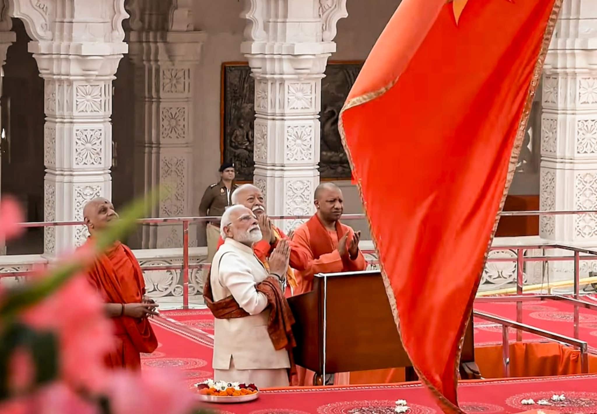 PM Narendra Modi at Ayodhya Ram Mandir: রামমন্দিরে ধ্বজা উত্তোলন, করজোড়ে নমস্কার মোদির, দেখুন ধ্বজারোহণ পর্বের ভিডিও