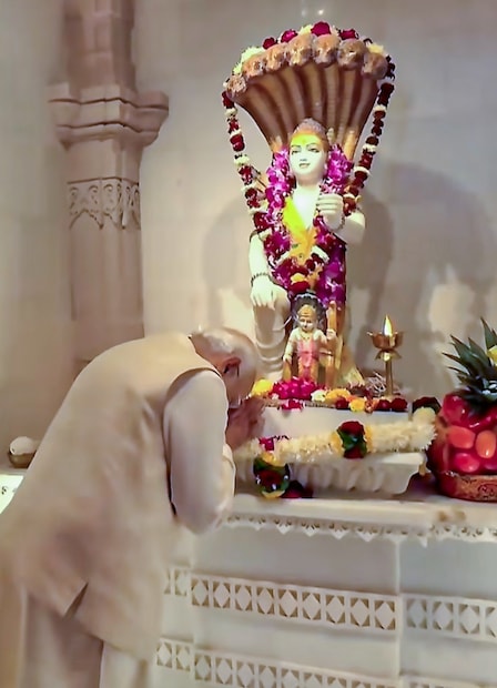 প্রায় দু’বছর আগে খুলে গিয়েছিল রামমন্দিরের দরজা। এবার রামলালার ‘ঘর’ তৈরির কাজ সম্পন্ন হল। আর তারই সূচক হিসেবে এই বিশেষ দিন উপলক্ষে রামমন্দির থেকে ধ্বজা ওড়ান প্রধানমন্ত্রী নরেন্দ্র মোদি।