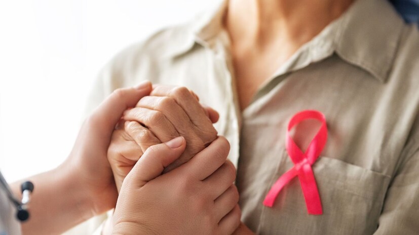 এই কারণেই ৪০ বছর বয়স থেকে বার্ষিক ম্যামোগ্রাফি স্ক্রিনিং করার পরামর্শ দেওয়া হয়; এটি বেশিরভাগ গড় ঝুঁকিপূর্ণ মহিলাদের সময়মতো রোগ শনাক্তকরণের সুযোগ করে দেবে। ৪০ বছর বয়সের আগে নিয়মিত স্ক্রিনিং ঝুঁকিতে থাকা মহিলাদের জন্য সুপারিশ করা হয় না কারণ এর সুবিধা সীমিত এবং সম্ভাব্য অসুবিধা যেমন মিথ্যা ইতিবাচক ফলাফল, উদ্বেগ এবং বিকিরণের সংস্পর্শে আসা।