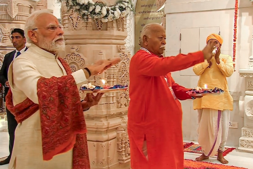 প্রায় দু’বছর আগে খুলে গিয়েছিল রামমন্দিরের দরজা। এবার রামলালার ‘ঘর’ তৈরির কাজ সম্পন্ন হল। আর তারই সূচক হিসেবে এই বিশেষ অনুষ্ঠানের মাধ্যমে রামমন্দির থেকে ধ্বজা ওড়ালেন প্রধানমন্ত্রী নরেন্দ্র মোদি।