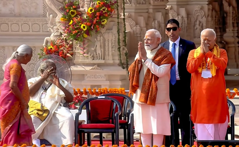 এদিন অনুষ্ঠানে প্রধানমন্ত্রীর সঙ্গে উপস্থিত ছিলেন যোগী আদিত্যনাথ ও মোহন ভগবৎ। এদিন মোদি বলেন, ”অযোধ্যা তথা ভারত এবার আধ্যাত্মবাদ ও কৃত্রিম বুদ্ধিমত্তার মহাসঙ্গম দেখবে।” পাশাপাশি তাঁকে বলতে শোনা যায়, ”প্রাণ যায়ে পর বচন না যায়ে…বার্তা দেবে ধর্মধ্বজ। দরিদ্রদের পাশে দাঁড়াবে সমাজ, সেই বার্তাও দেবে নিশান।”