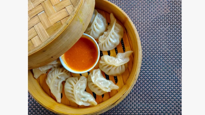 গমের মোমো, বাজরা মোমো বা রাগি মোমো ভাল বিকল্প। এগুলিতে প্রচুর পরিমাণে ফাইবার এবং পুষ্টি থাকে। সবজির ভর্তা দিয়ে তৈরি মোমো বেশি স্বাস্থ্যকর বলে মনে করা হয়। কিন্তু মনে রাখবেন, প্রতিদিন স্বাস্থ্যকর মোমো খাওয়াও ভুল কারণ এটি আপনার খাদ্যতালিকা থেকে অন্যান্য প্রয়োজনীয় খাদ্য গোষ্ঠীগুলিকে অদৃশ্য করে দেয়। ডাক্তারের পরামর্শ হল মোমো খেতেই পারেন, কিন্তু প্রতিদিন নয়৷ 