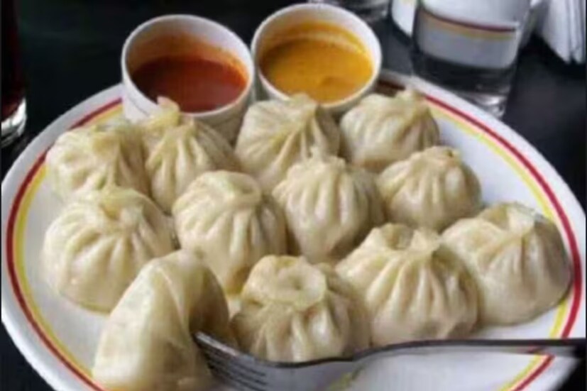 প্রতিদিন মিহি আটা, তৈলাক্ত খাবার এবং কম পুষ্টিকর খাবার খেলে শরীর প্রয়োজনীয় ভিটামিন এবং খনিজ পদার্থ থেকে বঞ্চিত হয়। এটি রোগ প্রতিরোধ ক্ষমতাকে ধীর করে দেয়। ডাঃ অঞ্জনা কালিয়া বলেন যে ভাজা মোমোর চেয়ে ভাজা মোমো কিছুটা ভালো কারণ এতে তেল কম থাকে। তবে, এমনকি মিহি ময়দাযুক্ত ভাজা মোমোও প্রতিদিন খাওয়া উচিত নয়।