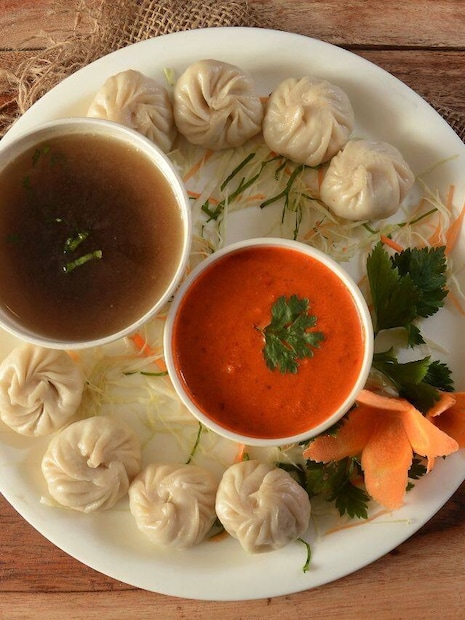 মোমো দেখতে হালকা লাগলেও মিহি ময়দা, তেল, উচ্চ-ক্যালোরি, সোডিয়াম সমৃদ্ধ সসের কারণে ক্রমে ক্যালোরি অতিরিক্ত বেড়ে যায়, যা ধীরে ধীরে ওজন বৃদ্ধির দিকে নিয়ে যায় শারীরিক বৈশিষ্ট্যকে। ডঃ কালিয়া ব্যাখ্যা করেন যে বেশিরভাগ মোমো ফিলিংসে ট্রান্স ফ্যাট, অতিরিক্ত রান্না করা তেল, প্রক্রিয়াজাত মাংস বা স্ন্যাক মিশে থাকে। ফলে কোলেস্টেরল বেড়ে যায়৷ রক্তচাপ ও হৃদরোগের ঝুঁকি দেখা দেয়৷