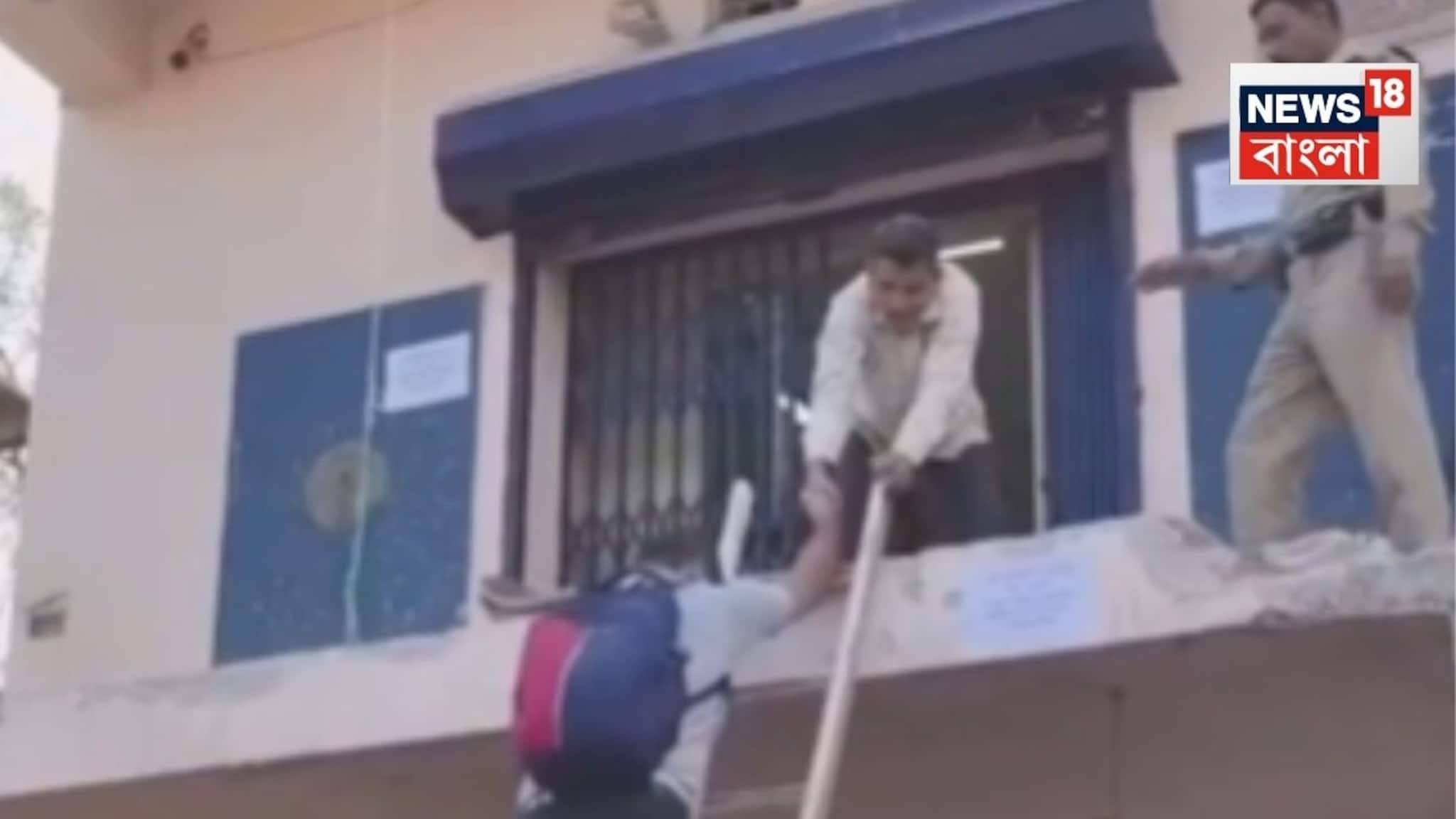 SBI Viral Video: ট্রাকের উপর মই! সেই মই বেয়ে ন্যাড়া বারান্দা পেরিয়ে SBI-এর শাখায় ঢুকছেন কর্মীরা! একই হাল গ্রাহকদেরও! চমকে যাবেন ভাইরাল ভিডিও দেখে!