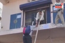 ট্রাকের উপর মই! সেই মই বেয়ে ন্যাড়া বারান্দা পেরিয়ে ব্যাঙ্কে ঢুকছেন SBI কর্মী ও গ্রাহকরা!