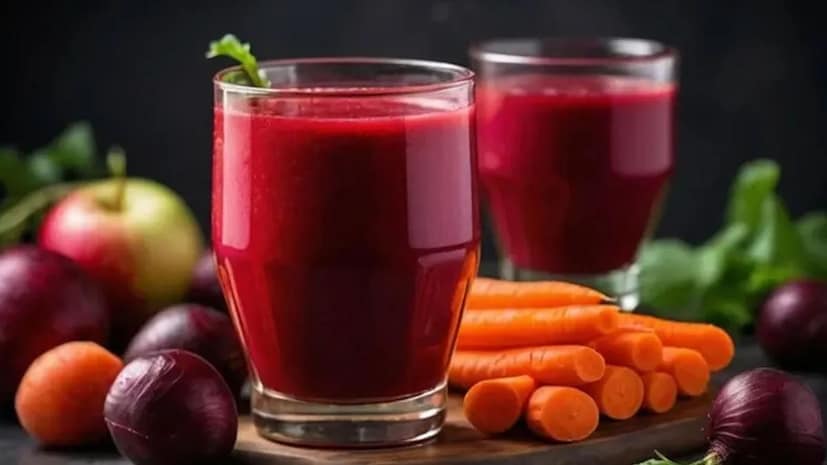  এই জাদুকরী পানীয়টি তিনটি উপাদান দিয়ে তৈরি: বিটরুট, গাজর এবং আমলকি। এই তিনটির সংমিশ্রণ শরীরকে বিষমুক্ত করে এবং রক্তকে বিশুদ্ধ করে, ত্বককে একটি প্রাকৃতিক উজ্জ্বলতা দেয়। বীট নাইট্রেট এবং অ্যান্টিঅক্সিডেন্ট সমৃদ্ধ, যা রক্ত ​​সঞ্চালন বৃদ্ধি করে এবং ত্বকে একটি প্রাকৃতিক গোলাপি আভা নিয়ে আসে। গাজরে থাকা বিটা ক্যারোটিন সুস্থ ত্বককে উৎসাহিত করে এবং সূর্যের ক্ষতি থেকে রক্ষা করে। ভিটামিন সি-এর সমৃদ্ধ উৎস, আমলকি কোলাজেন বাড়ায়। এই পানীয়টি ধীরে ধীরে ত্বকের রঙকে বা কালারটোনকে সমান করে, আপনার বিয়ের আগে ত্বককে সমান এবং সতেজ দেখায়। বলছেন পুষ্টিবিদ মনপ্রীত কালরা।